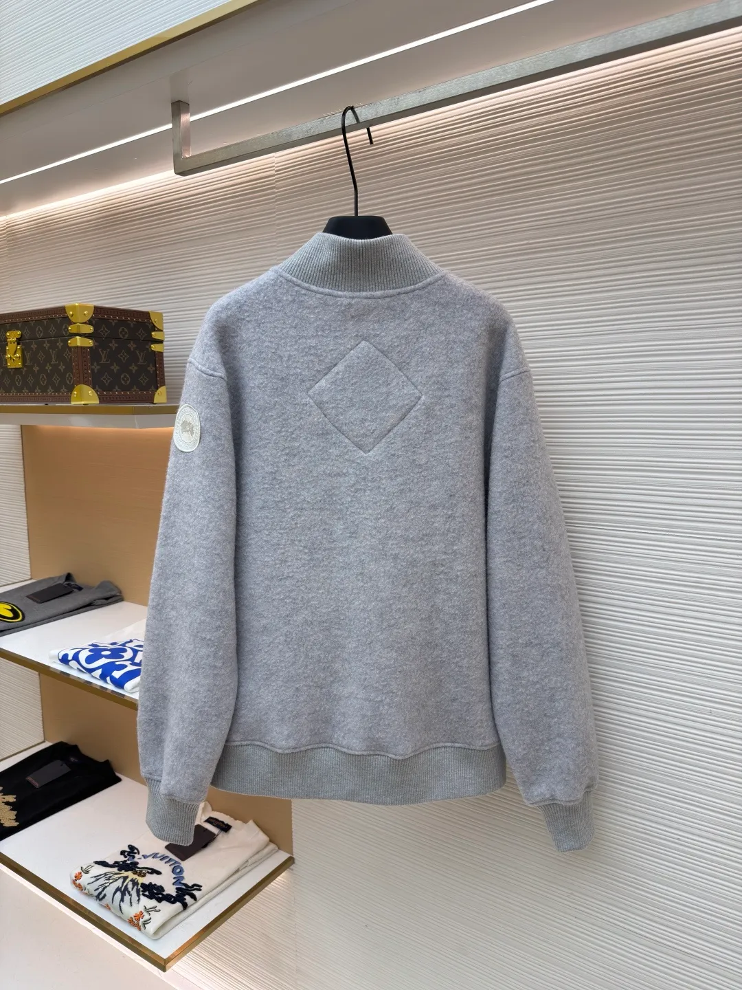 P770 Canada Goose Fleece Badge Button Jacket ●Original version: 5399 purchase and development ●Item number: 1682130-C55 ●Fabric: wool blended fabric ●Technology: rib knitting ●Color: light gray ●Version: fitted version ●Weight: about 930 grams ●Size: S-M-L-XL ●Description: Wool blend fabric: The main fabric of this jacket is light gray wool blend fabric to improve the fabric's wear resistance, wrinkle resistance and warmth. Wool provides good warmth and a natural feel, while blended fibers enhance the fabric's practicality and durability. Rib knit at collar, cuffs and hem for added stretch and fit. The cutting process needs to ensure that the texture and color of the fabric are evenly distributed, especially with this light gray tone, to avoid chromatic aberrations. The stretchability of wool-blend fabrics needs to be taken into consideration when cutting pieces to ensure dimensional stability of the finished garment. Use a sewing needle and thread suitable for wool-blend fabrics to avoid damage to the fabric during sewing. The sewing stitches are even and firm to prevent thread stripping. The temperature needs to be controlled during ironing to avoid high temperature damage to the fabric while keeping the fabric smooth and crisp. The overall wiring is straight and delicate, the fabric is comfortable and soft, and the color is consistent without color difference. It can be matched with the same style to create a fashionable look and control various occasions. Customized accessories, complete with three standards, same style for men and women!